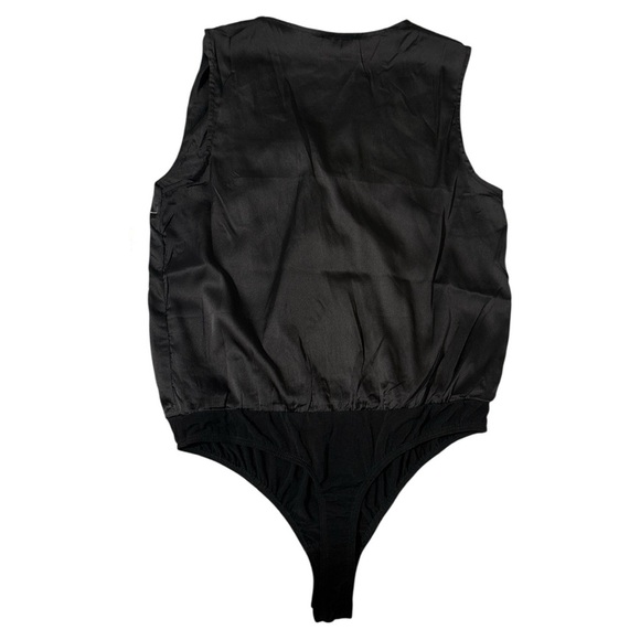 Vici Black Bodysuit with Elegant V-Neck Design - Picture 4 of 6